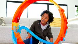 Race naar nieuwe hoogten met de Hot Wheels Massive Loop Mayhem Track Set