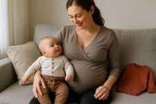 Kledingkeuzes die het leven met een buik en een baby makkelijker maken